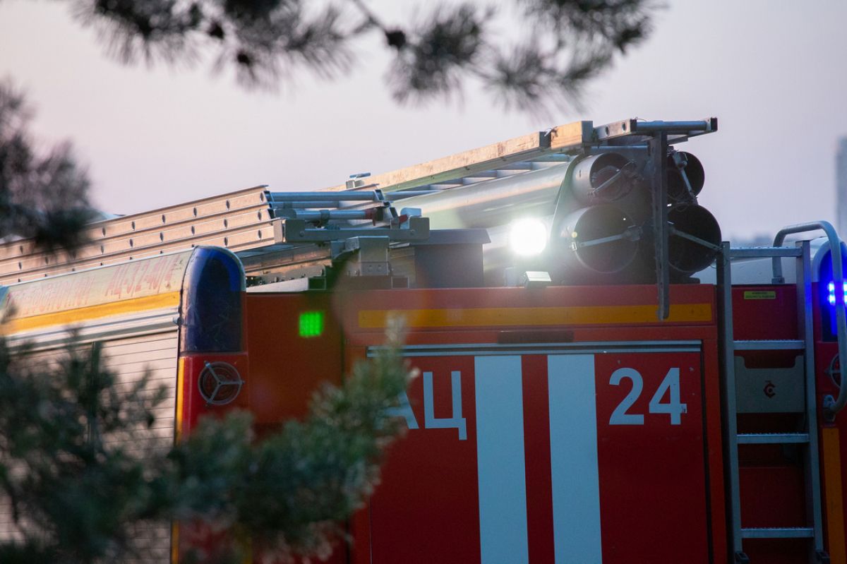 Пожарные до сих пор работают на месте пожара на промышленном предприятии в Людиново, атакованном БПЛА в новогоднюю ночь