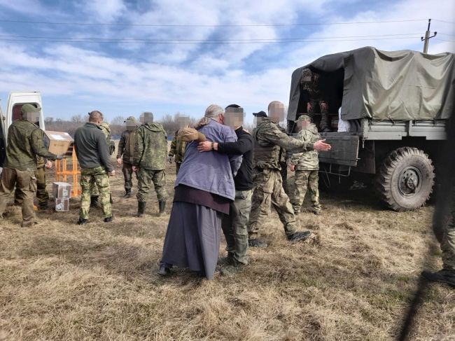 Прихожане Введенского храма передали военным 1,5 тонны гуманитарки