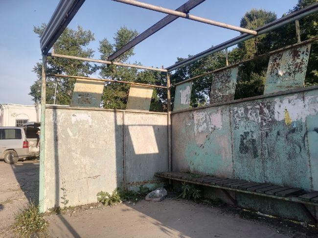 «‎На жердочках и под открытым небом»‎: орловцев возмутило ужасающее состояние остановок под Мценском