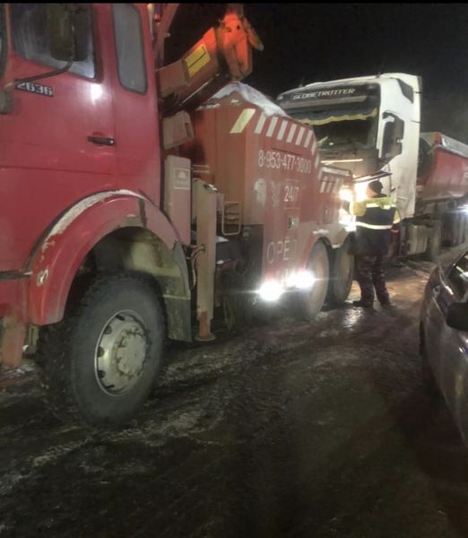 На трассе под Орлом полицейские спасли дальнобойщика, который в праздник не смог продолжить путь