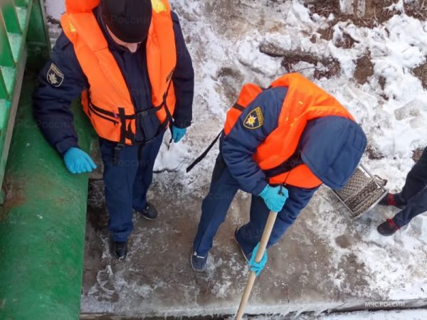 В Орле из-подо льда достали тело мужчины