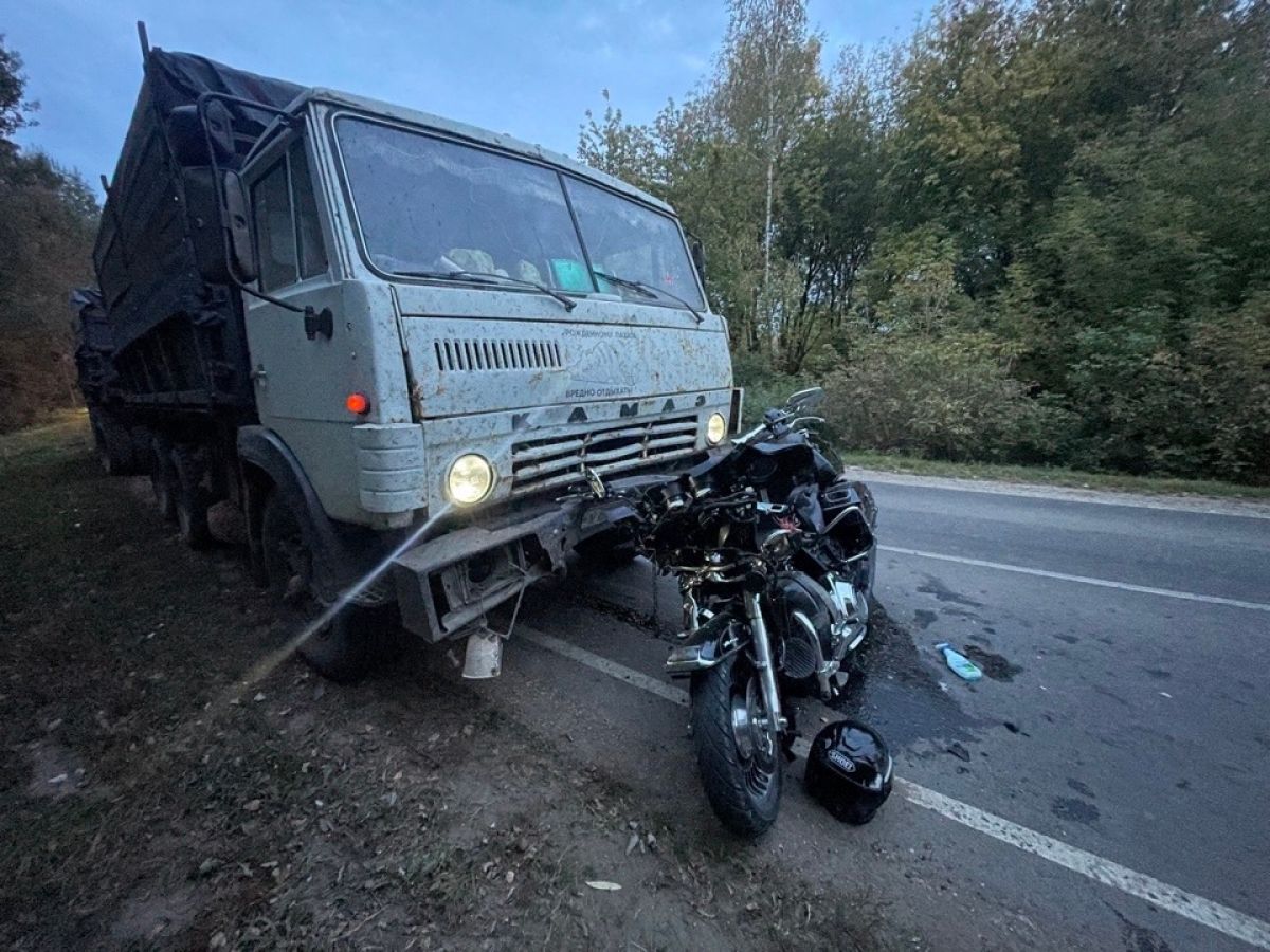 Под Орлом мотоцикл столкнулся с КАМАЗом