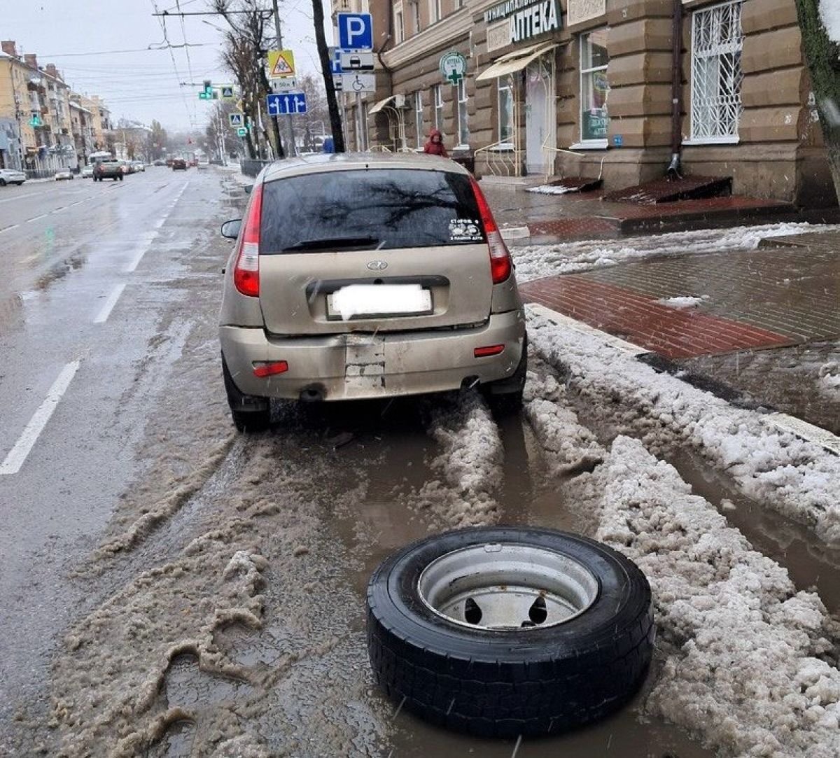 В Орле отвалившееся от маршрутки колесо помяло легковушку