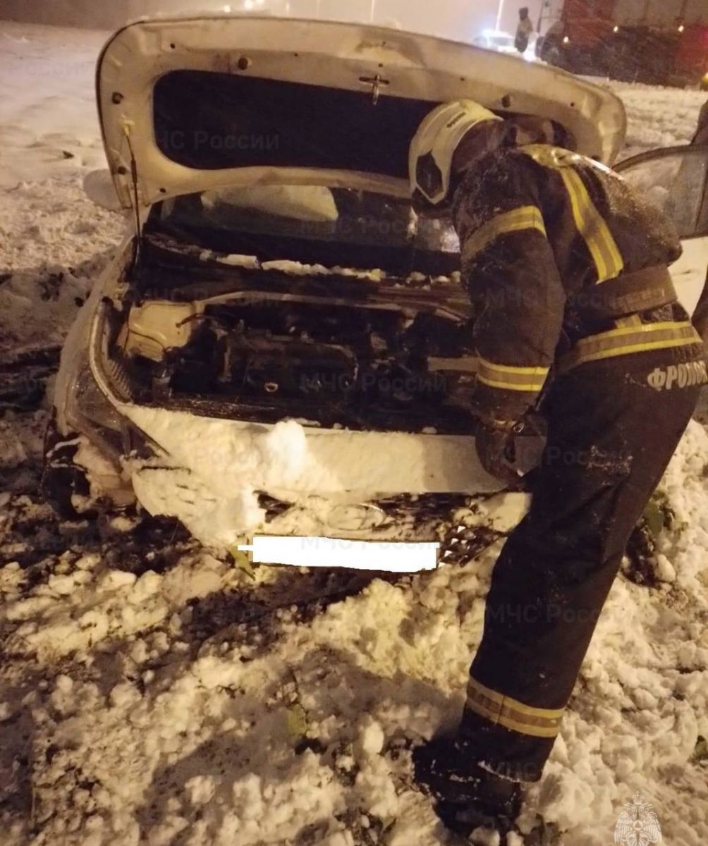 Первые последствия гололеда: под Орлом перевернулась машина