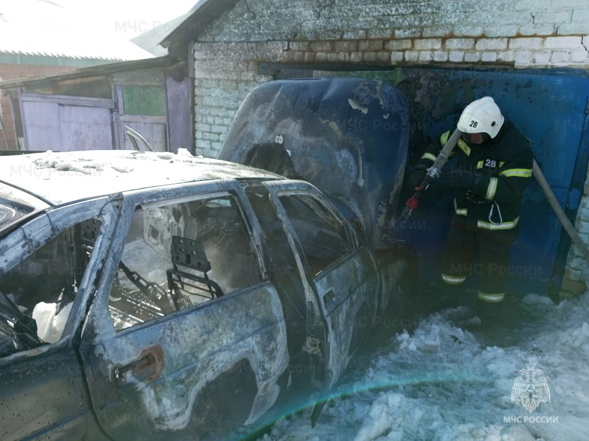 В орловской деревне дотла сгорела отечественная легковушка