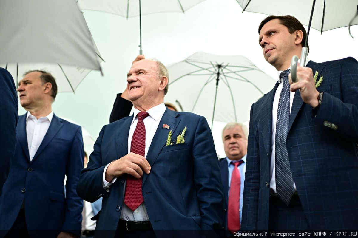 Зюганов предложил сделать 7 ноября выходным днем Зюганов предложил сделать 7 ноября выходным днем