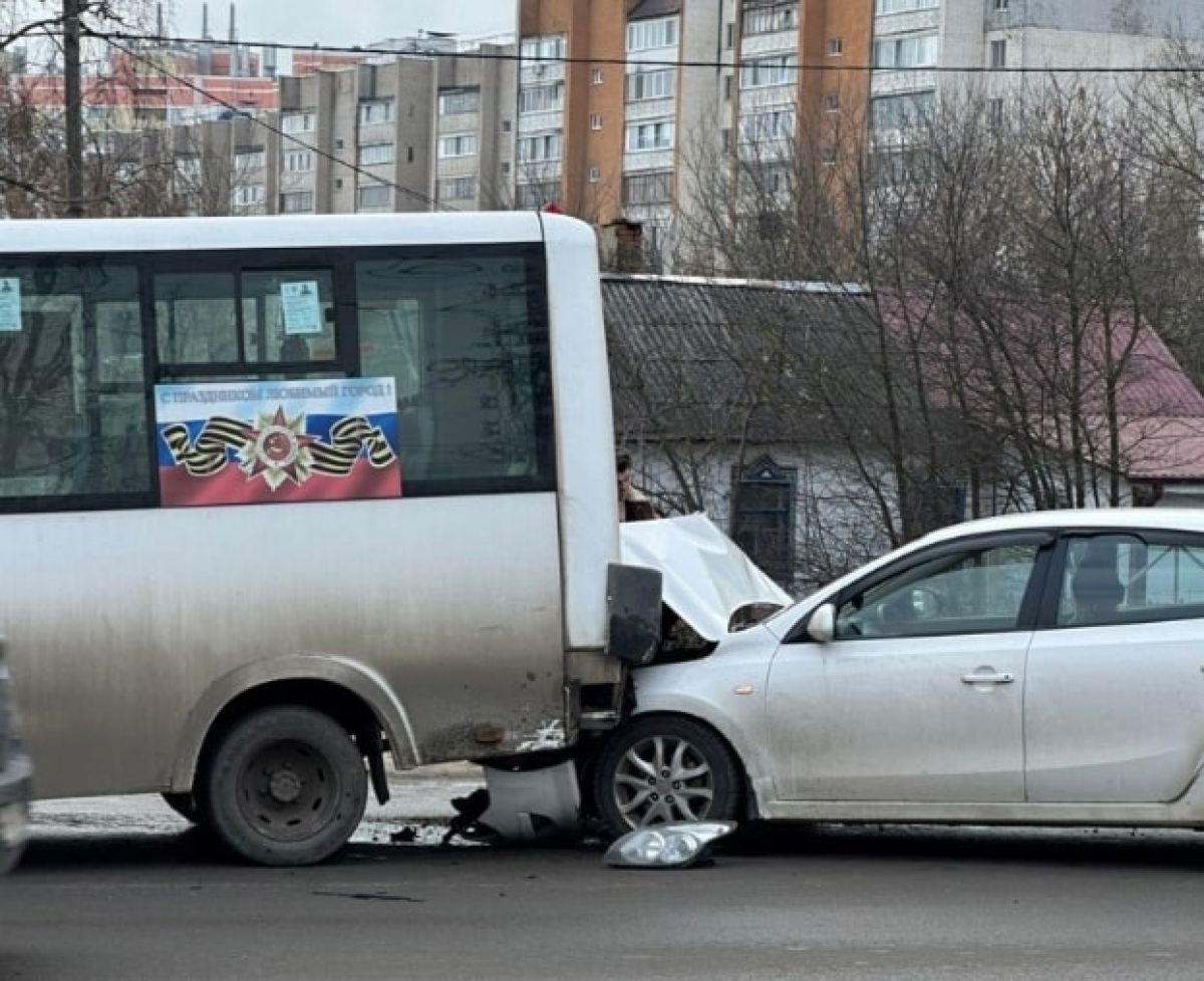 В Орле машина столкнулась с маршруткой