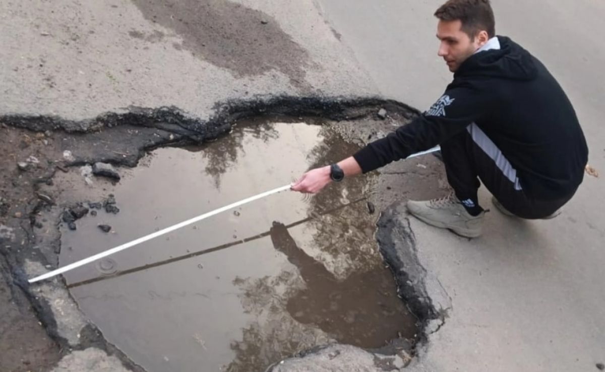 «Двухметровой рулетки не хватает, чтоб измерить эту пропасть»: житель Мценска решил замерить яму около суда