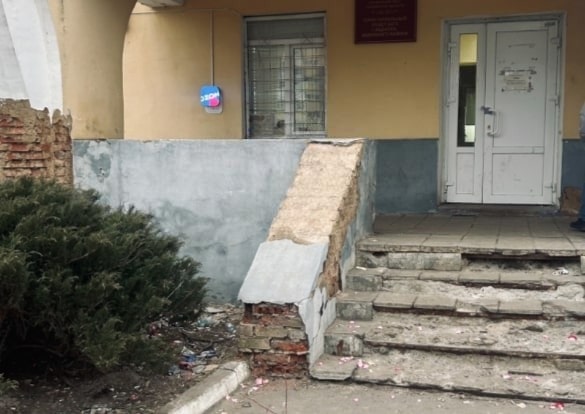 Жителей Мценска удивила грязь и разруха возле местного ЗАГСа