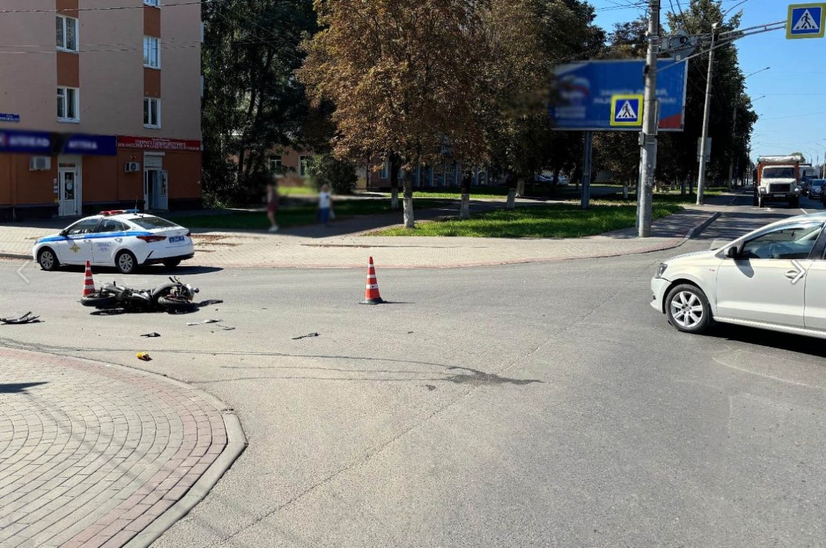 В аварии на перекрестке Комсомольской и Дарвина в Орле пострадал мотоциклист