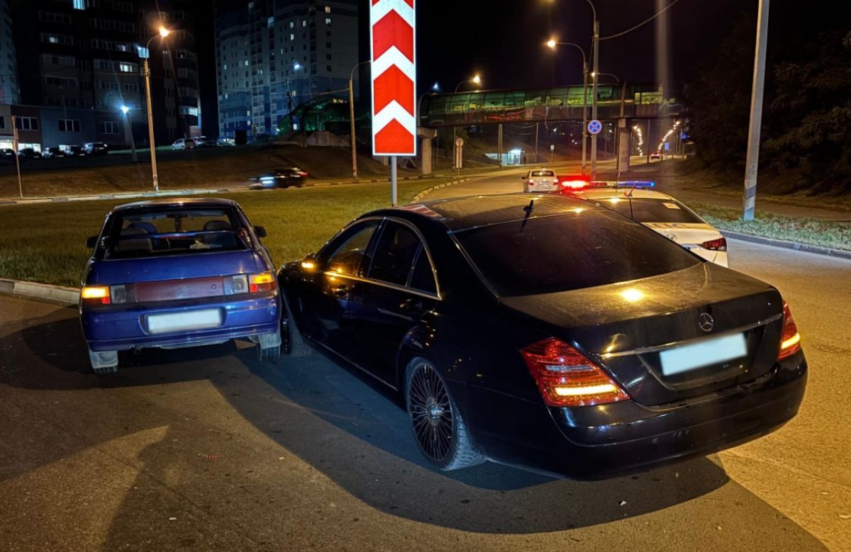 В Орле в столкновении с Мерседесом пострадала пожилая пассажирка ВАЗа