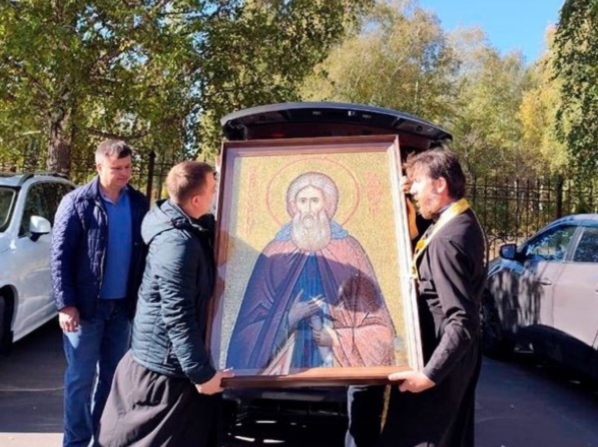 Родители погибшего воина подарили ливенскому храму икону в память о сыне