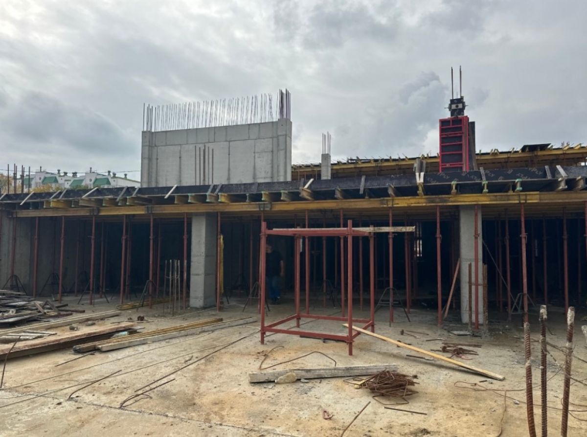 В школе на Родзевича-Белевича начали возводить стены первого этажа в первом блоке