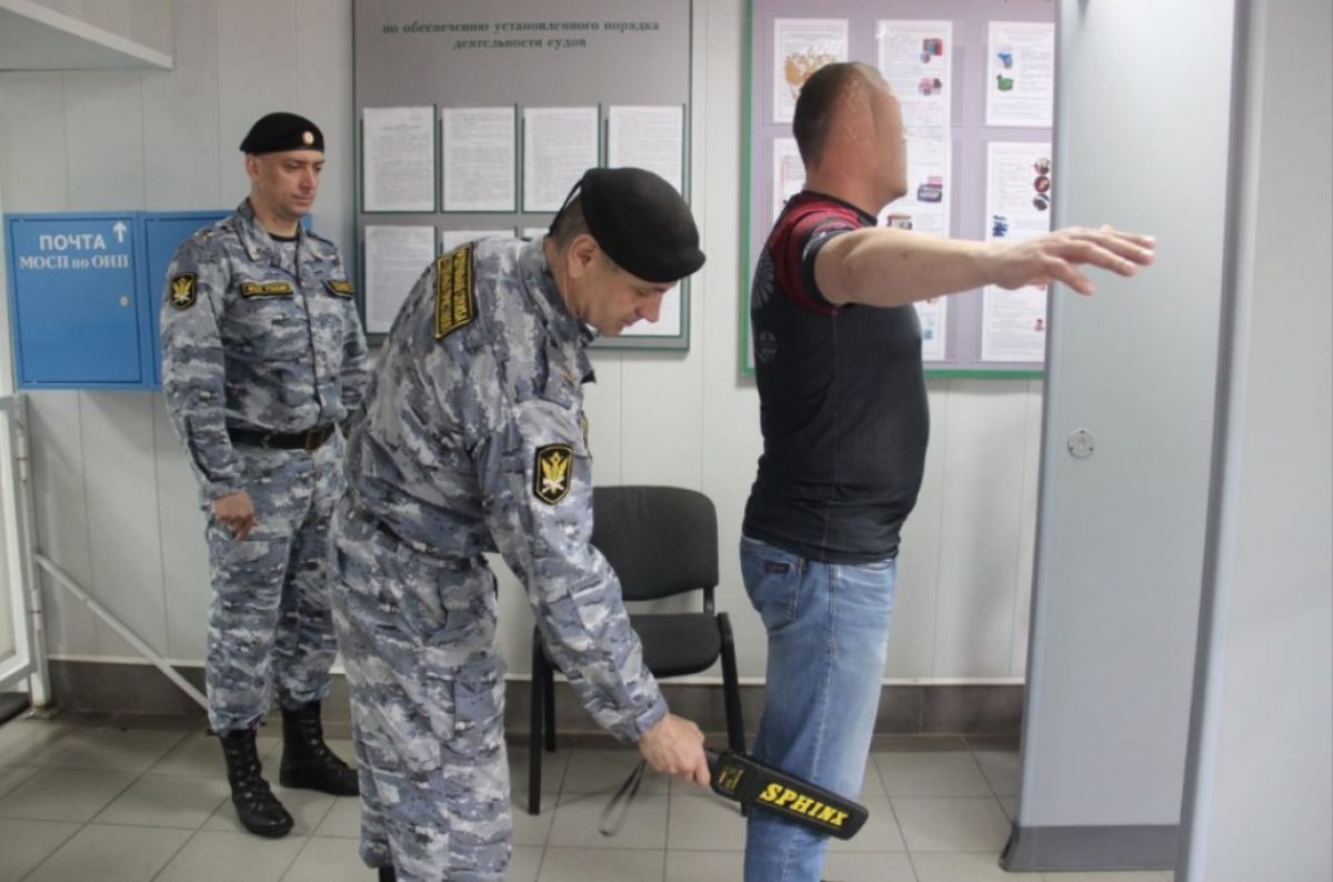 У посетителей орловских судов нашли при себе более тысячи запрещенных предметов
