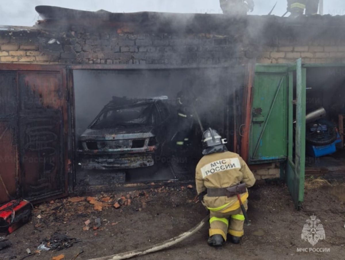 В Орловском МО автомобиль сгорел, стоя в гараже