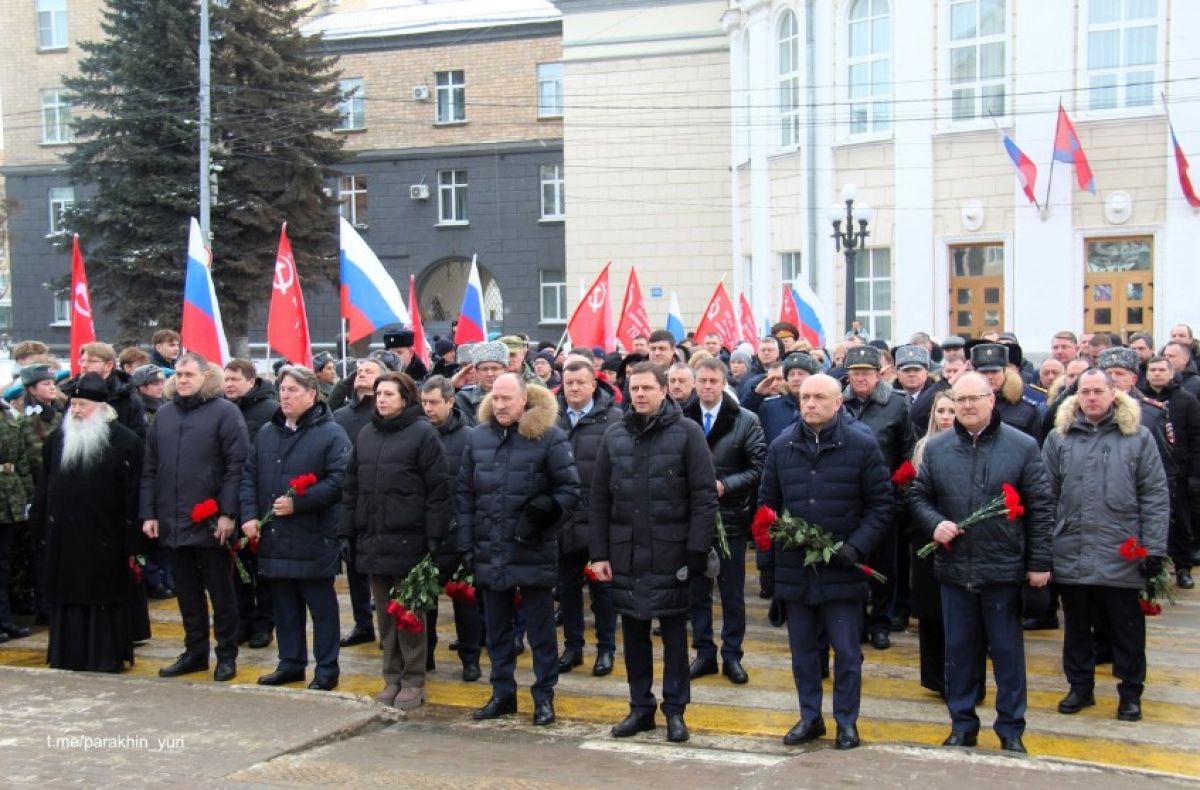 В Орле в преддверии Дня защитника Отечества возложили цветы к стеле «Город воинской славы»