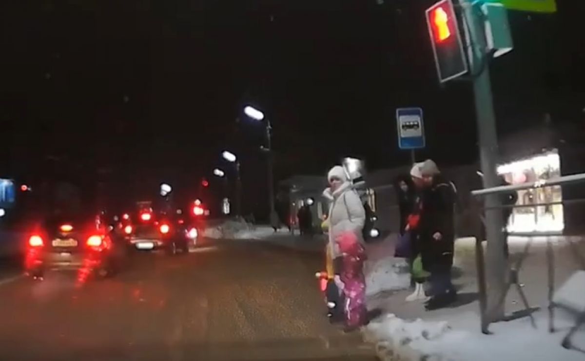 Скриншот видео ДТП Орёл и автохамы