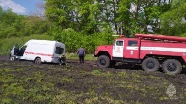 В Орловской области посреди поля застряла скорая помощь с больным человеком