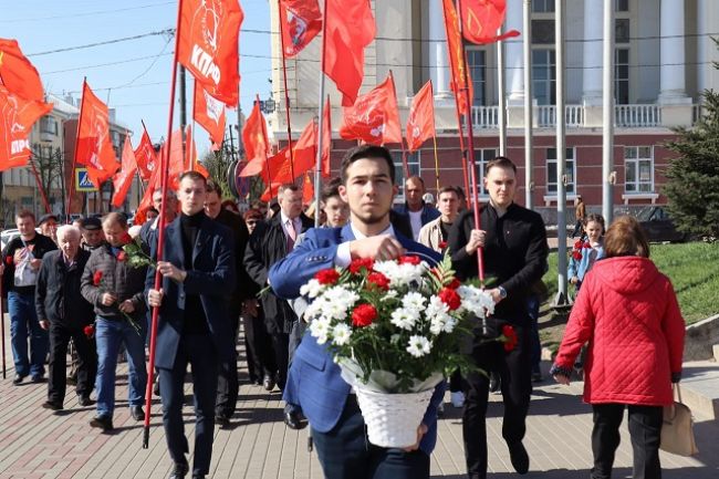 Фотофакт: в Орле у здания администрации почтили память лидера русской революции