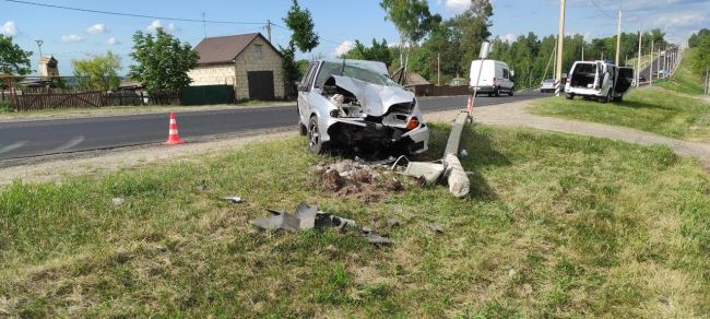 В Орловскую больницу доставлен пожилой водитель, на всем ходу врезавшийся в столб