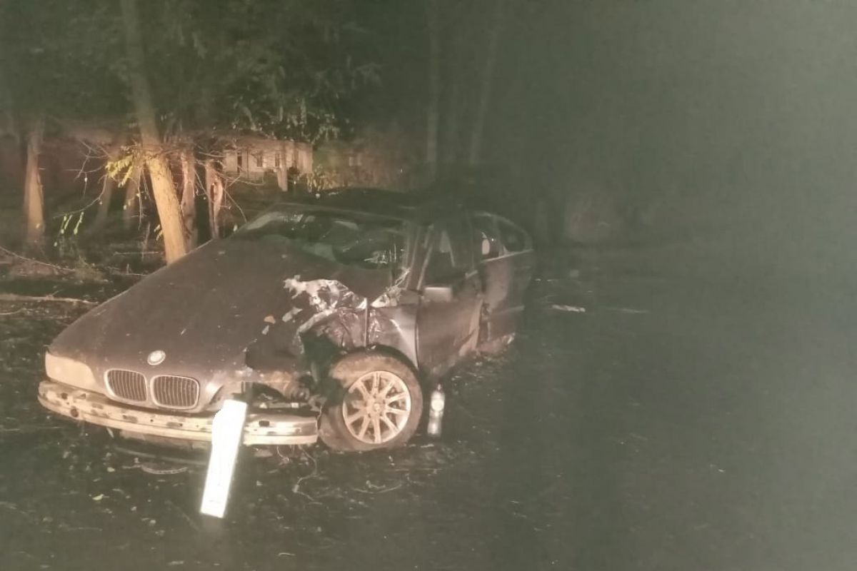 В Ливенском районе BMW врезался в дерево, госпитализированы молодые мужчины