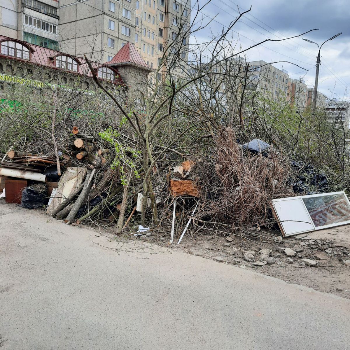 Фотофакт: в 909 квартале после субботника осталась огромная куча крупногабаритного мусора