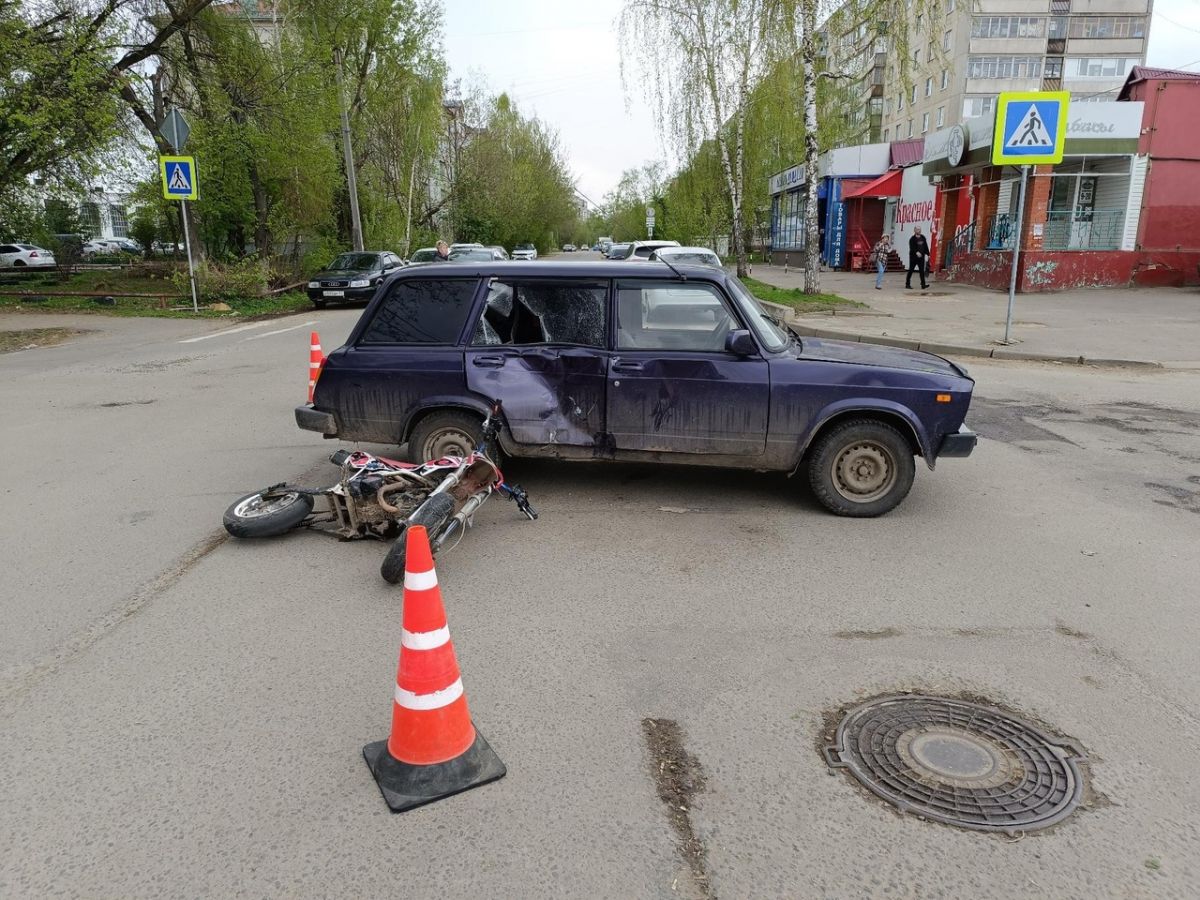 В Орле водитель питбайка выехал на встречку и врезался в ВАЗ