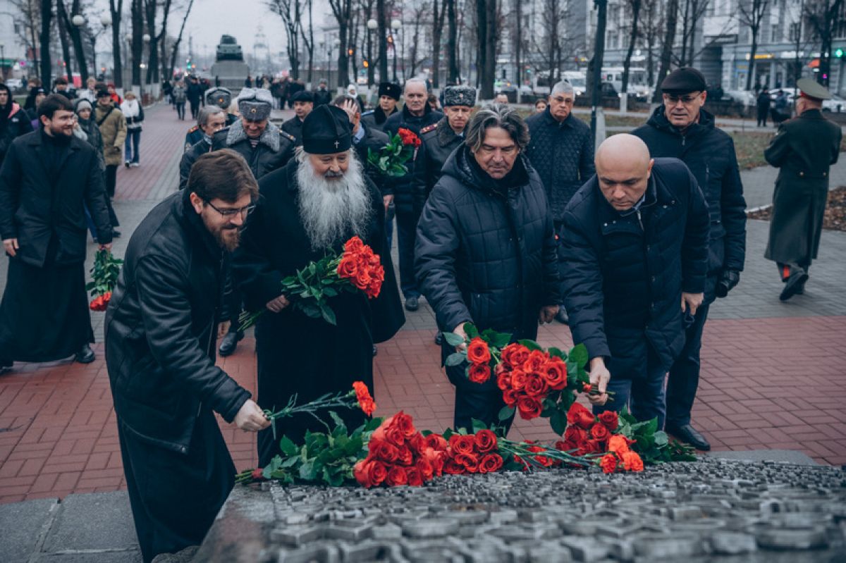 В День Неизвестного Солдата орловские власти возложили цветы в сквере Танкистов