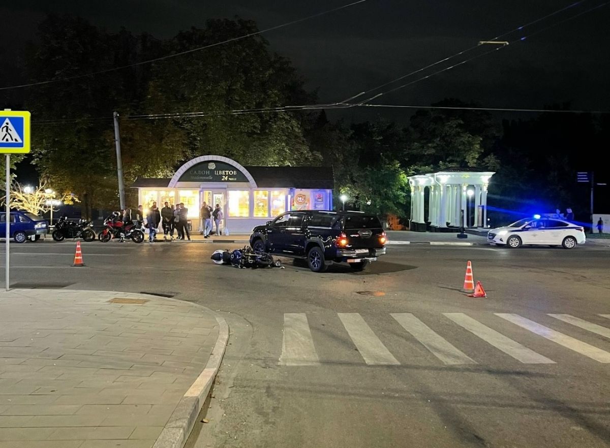 Мотоциклист около Горпарка врезался в легковушку