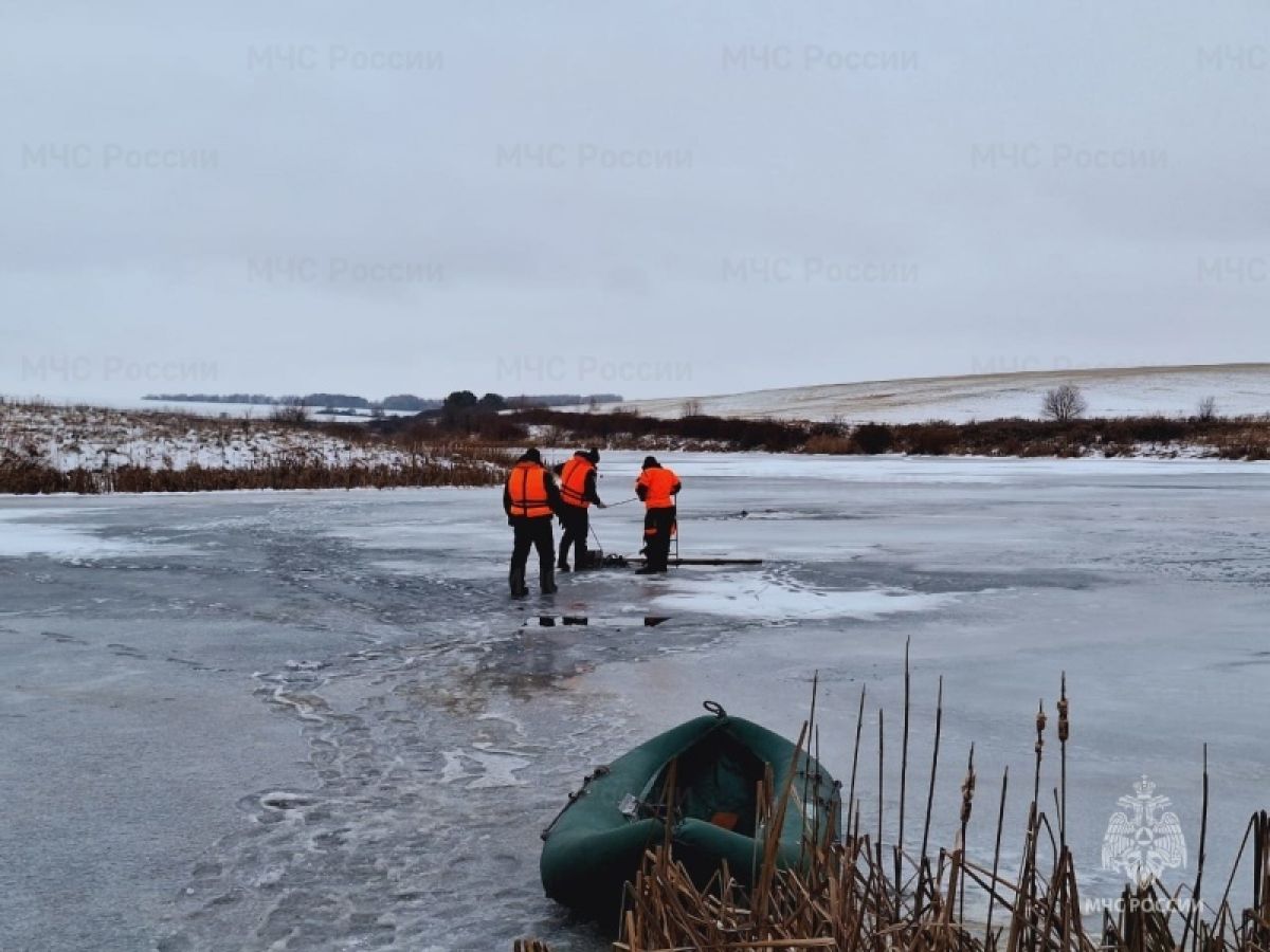 Торчащий из полыньи сапог навел спасателей на утопленника