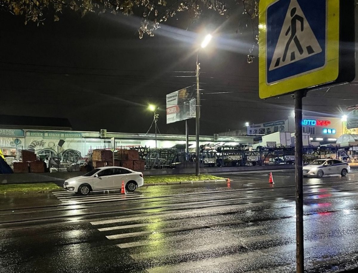 На 1-й Курской автоледи сбила женщину с ребенком
