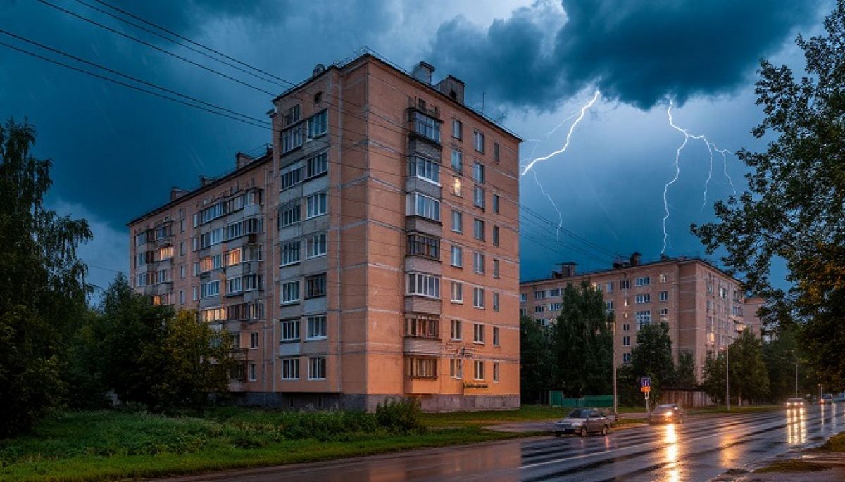 «Грозу лучше переждать в укрытии»: в МЧС предупредили об опасной погоде