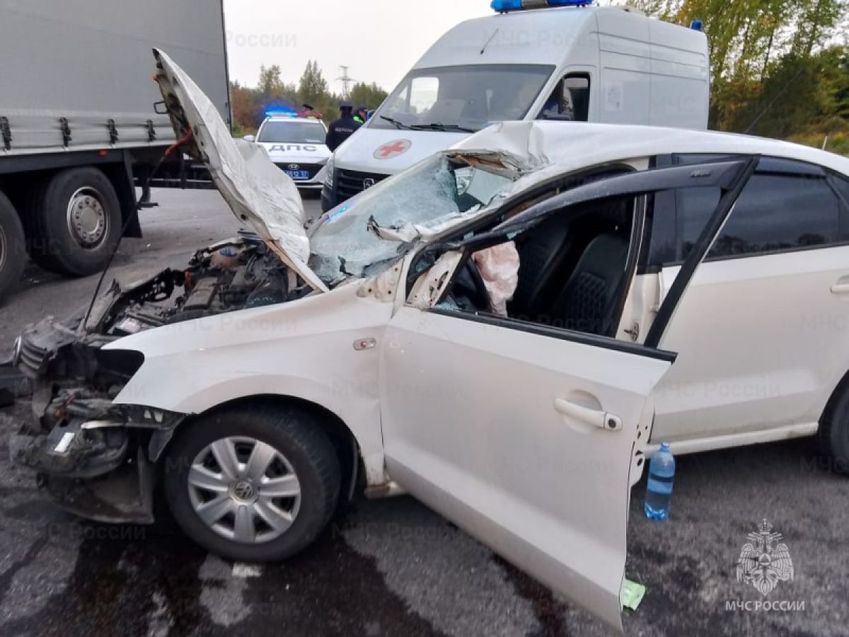 В Орловской области водитель иномарки уцелел после столкновения с КАМАЗом