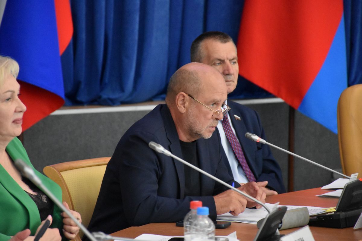 “А что, если мы проголосуем против? Нас что, расстреляют?” Депутаты обсудили с Клычковым процедуру переизбрания Парахина