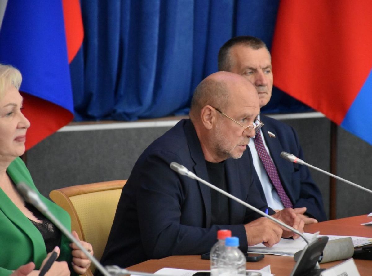 “А что, если мы проголосуем против? Нас что, расстреляют?” Депутаты обсудили с Клычковым процедуру переизбрания Парахина