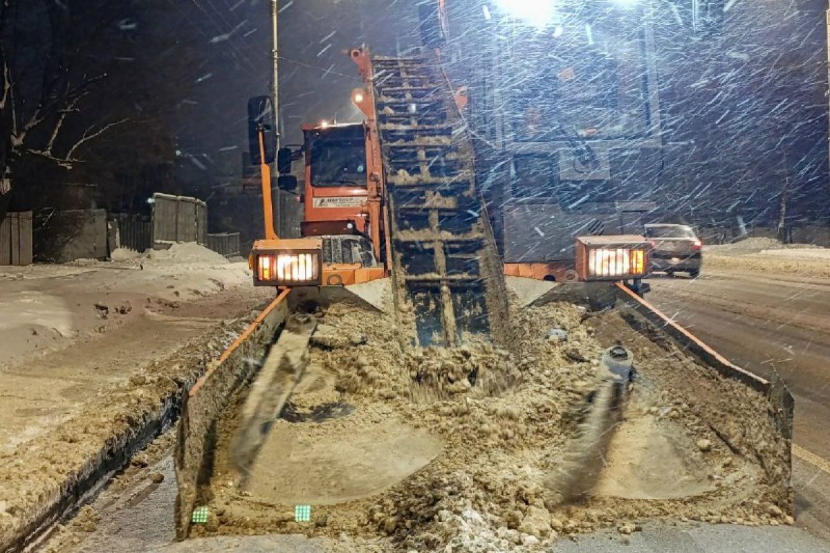 Четыре частные фирмы помогают убирать от снега новогодний Орел