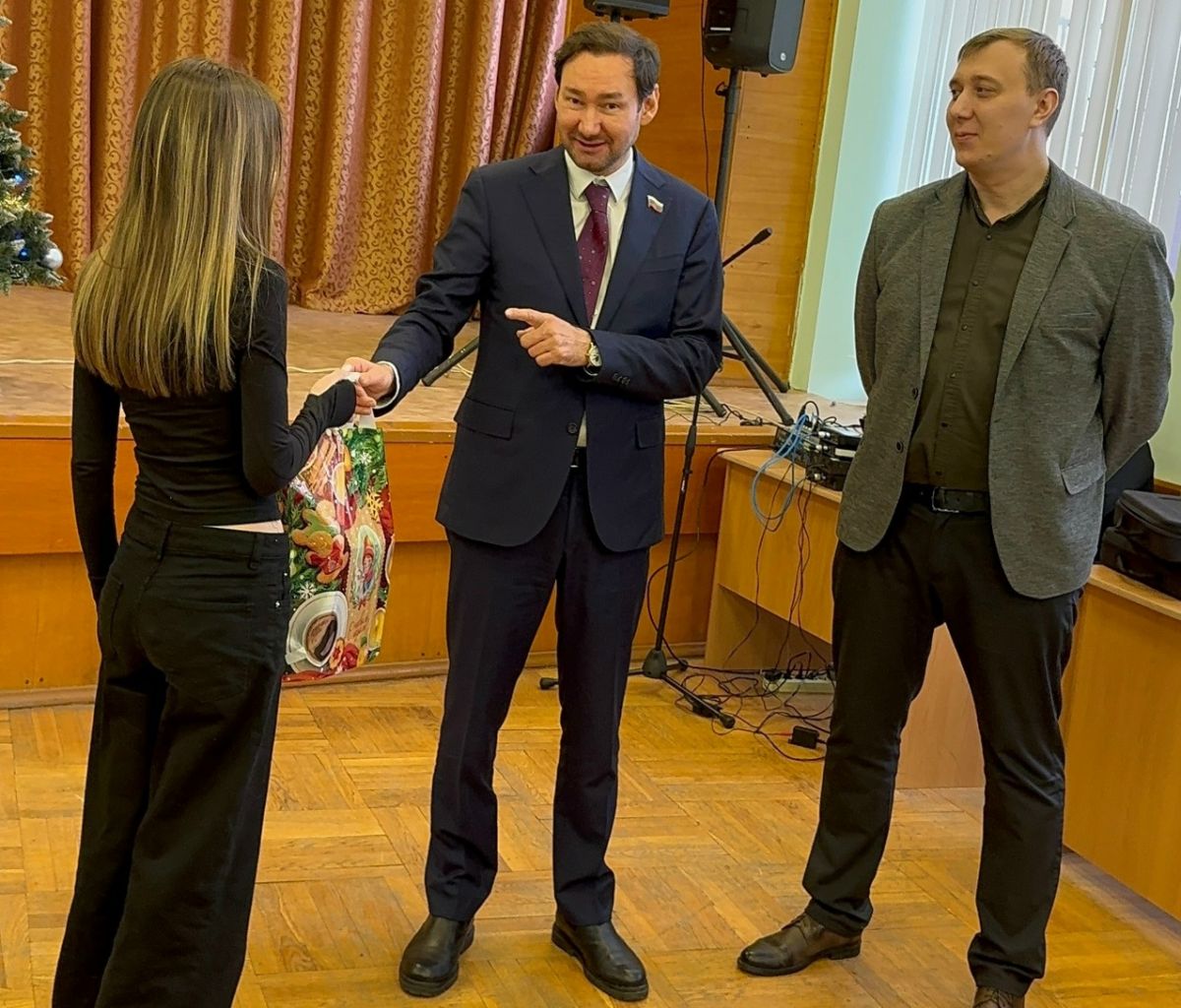 Ветеран БАРСа Андрей Фролов поздравил детей участников СВО