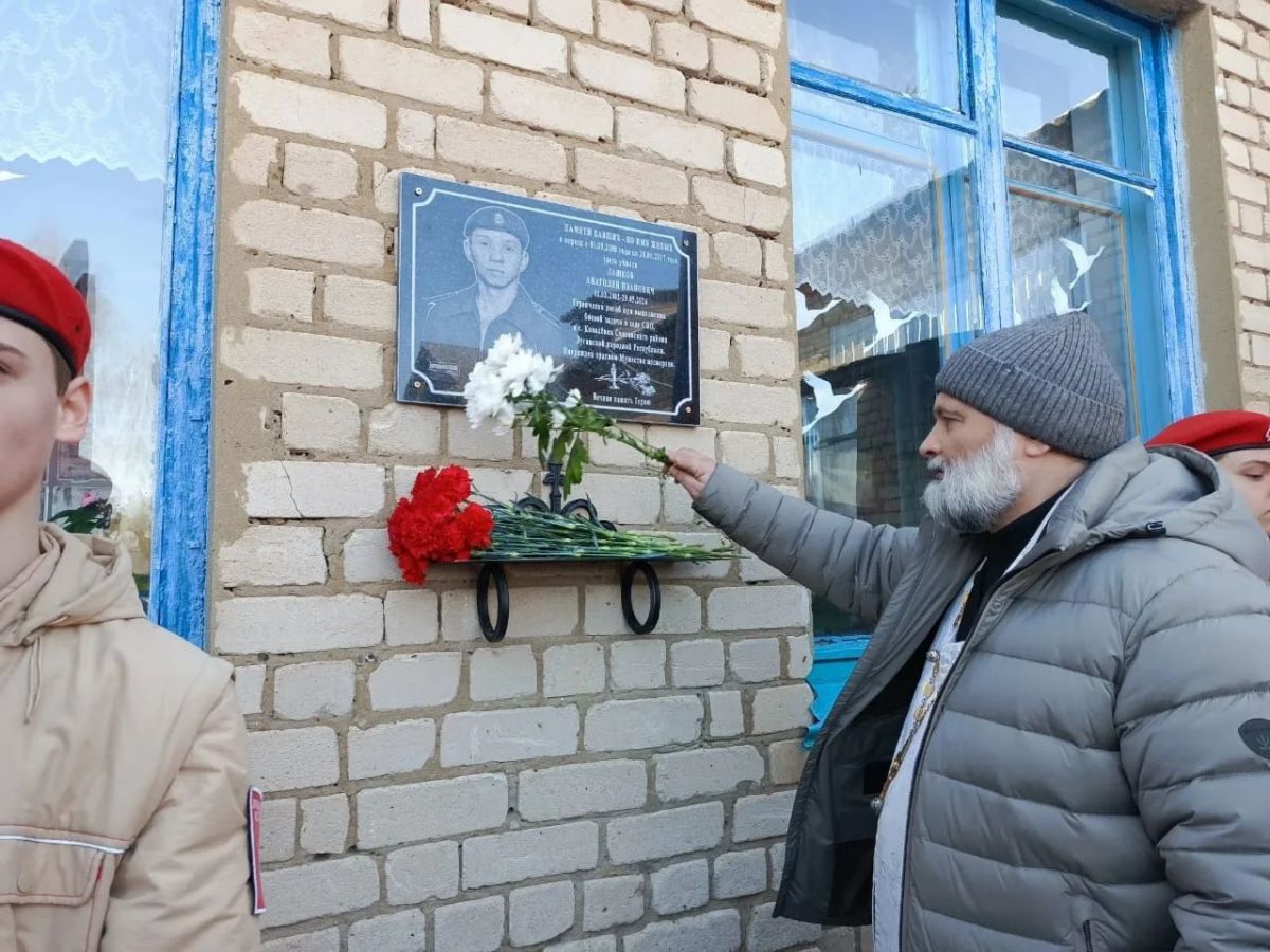 В Кромском районе в честь кавалера ордена Мужества открыли Парту Героя