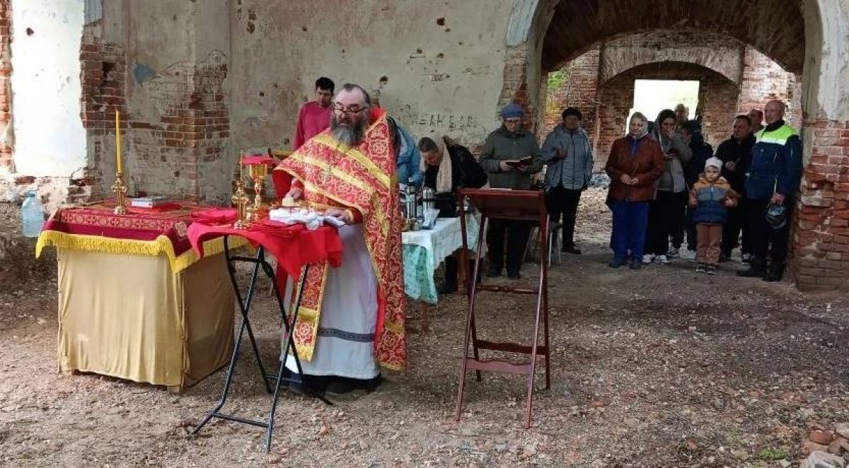Фотофакт: верующие провели литургию на руинах храма