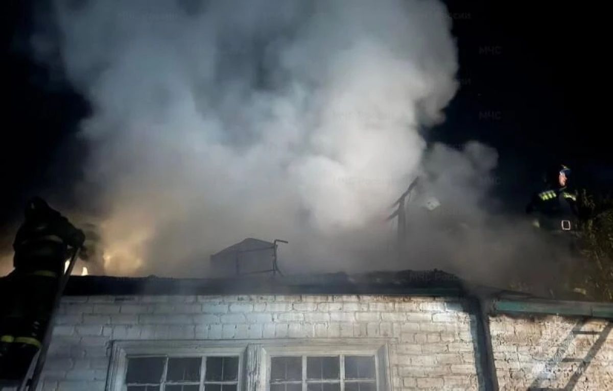 Во Мценске пламя охватило жилой дом