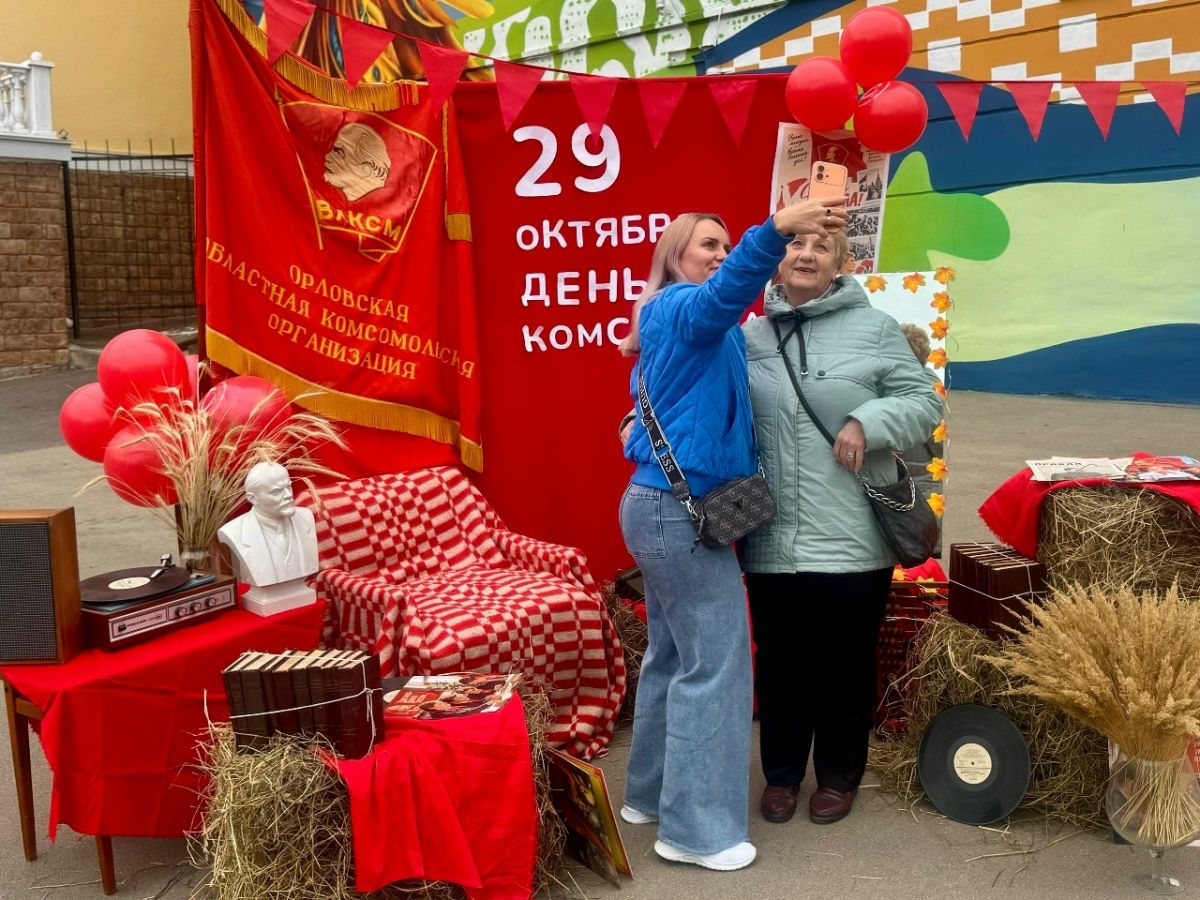 В центре Орла оборудовали фотозону в стиле СССР