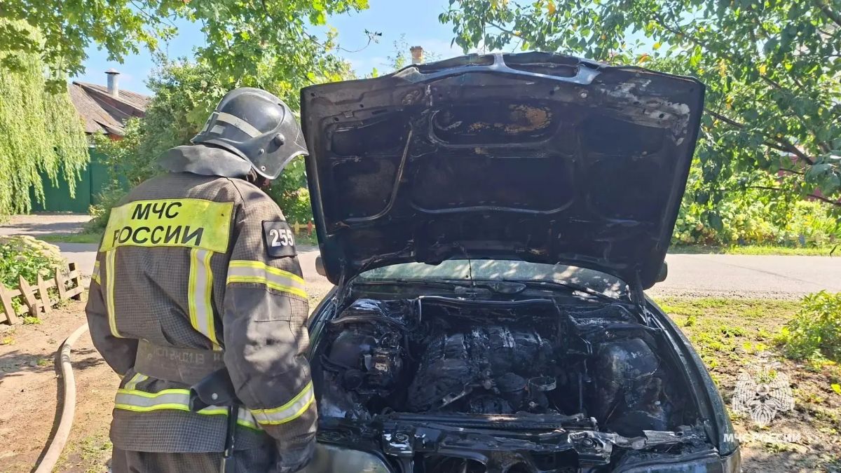 В Орле на 1-й Пушкарной загорелся автомобиль