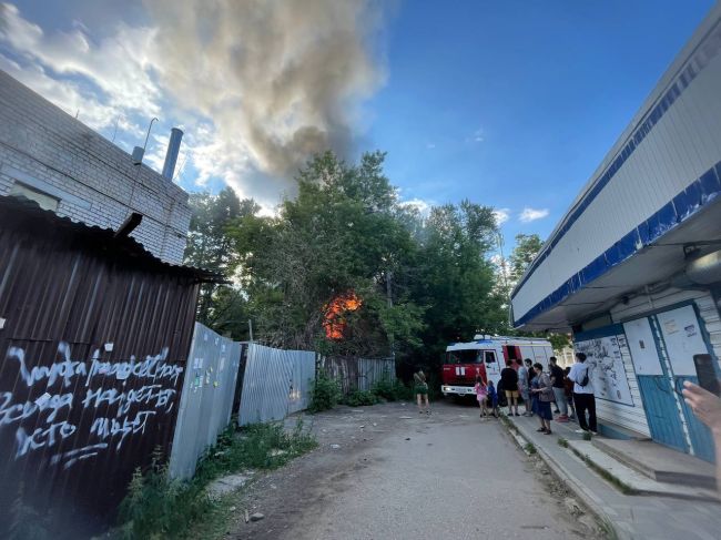 В Иванове горит дом