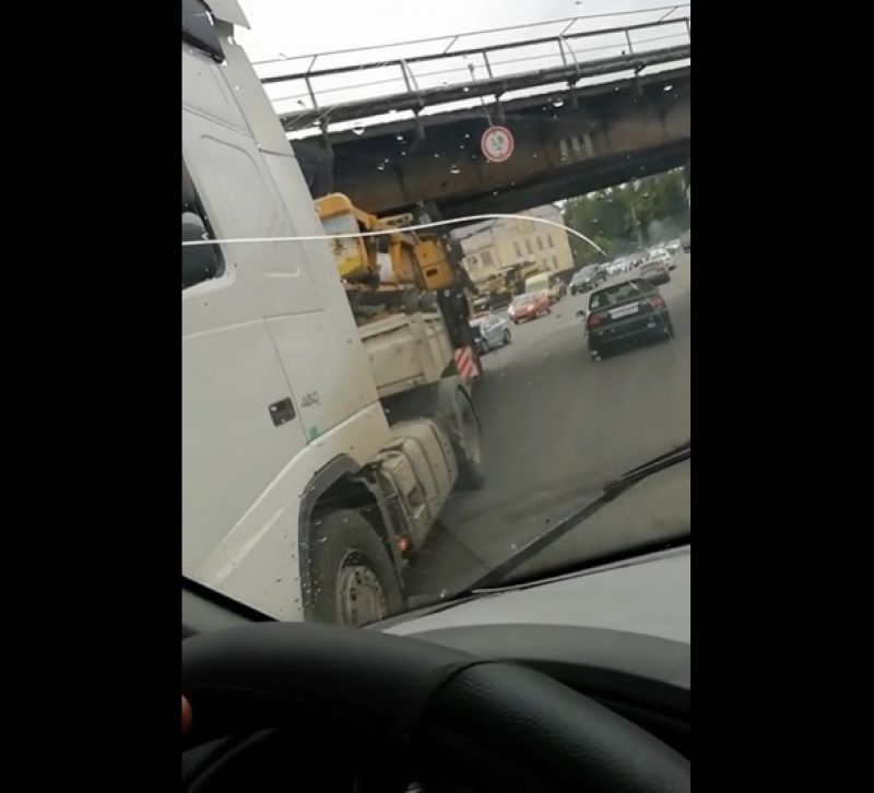 Скриншот из видео "ДТП Орел и автохамы"