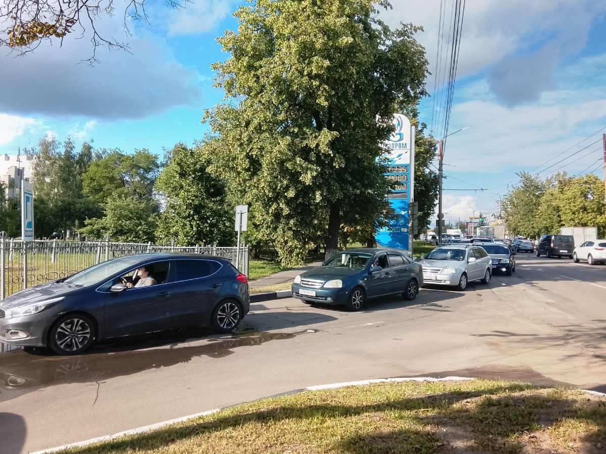 «Сегодня - задница»: как в Орле прошел первый день после введения лимитов на продажу бензина