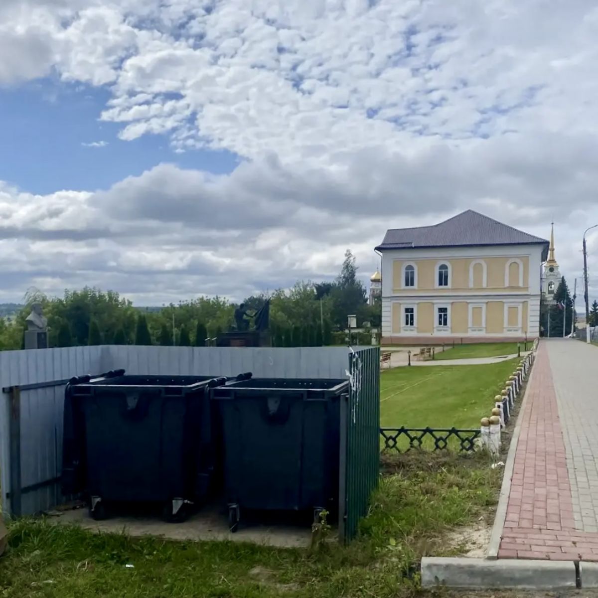 Региональный оператор передал Болхову 100 новых контейнеров