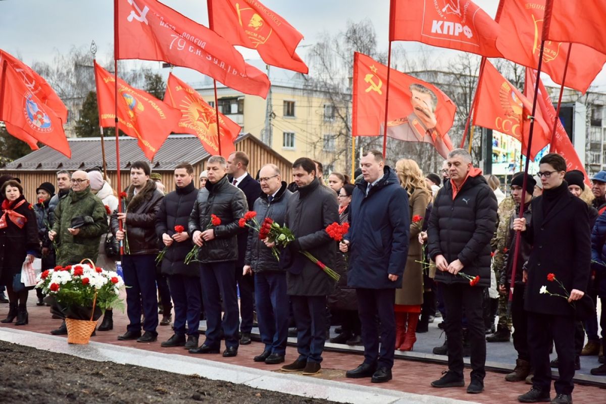 Клычков принес алые розы к памятнику Ленину
