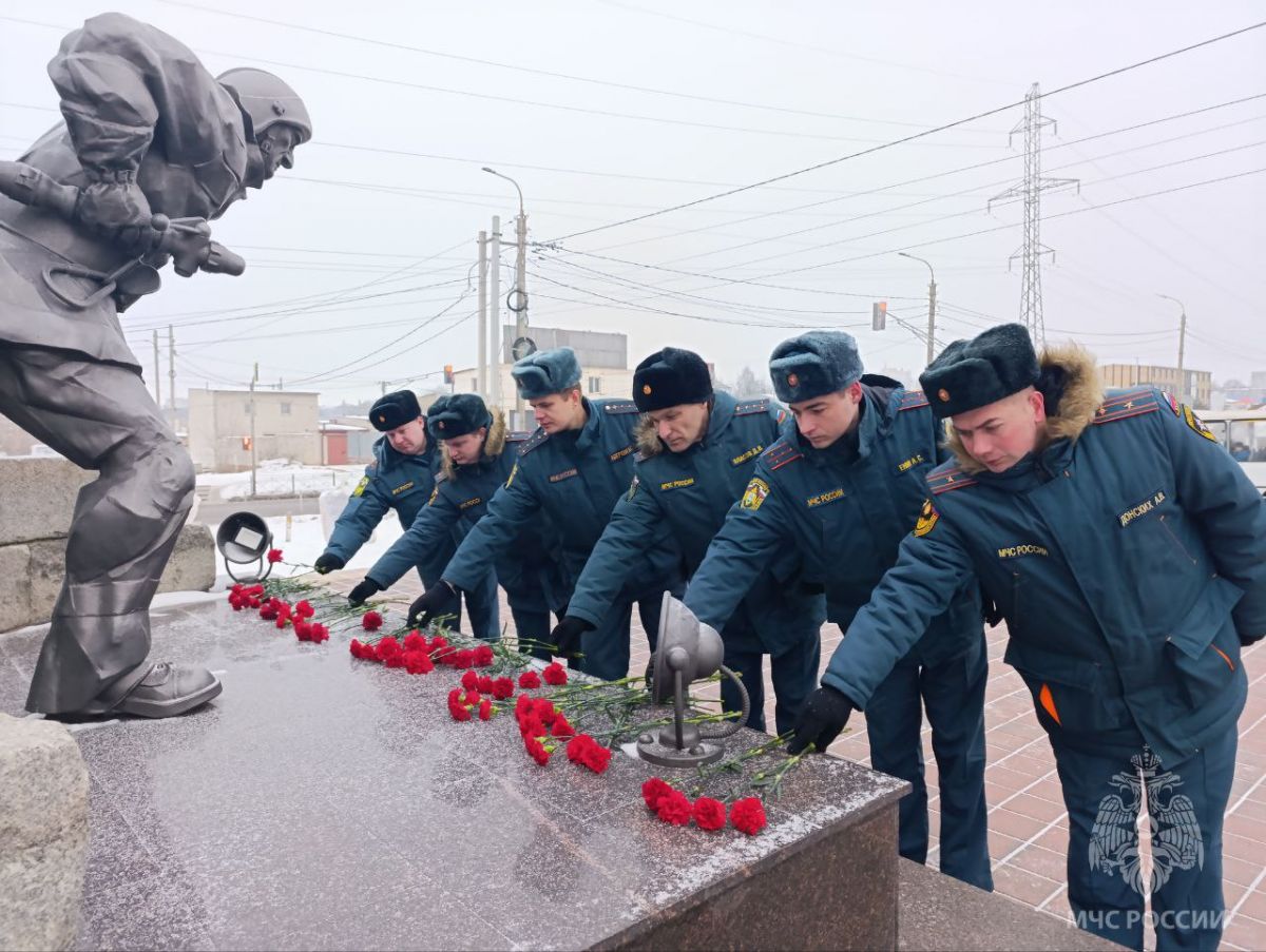 В Орле вспомнили погибшего при исполнении долга пожарного
