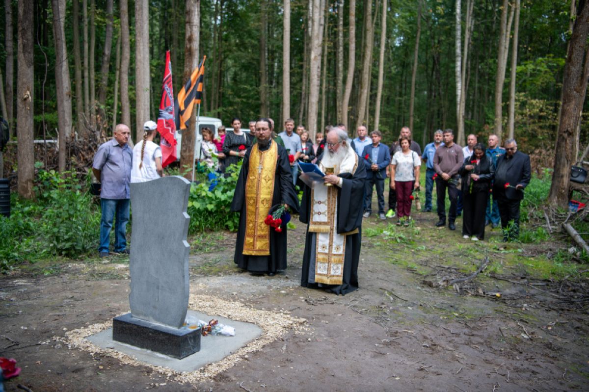 В Нарышкино митрополит Тихон освятил памятник погибшему экипажу вертолета Ми-8