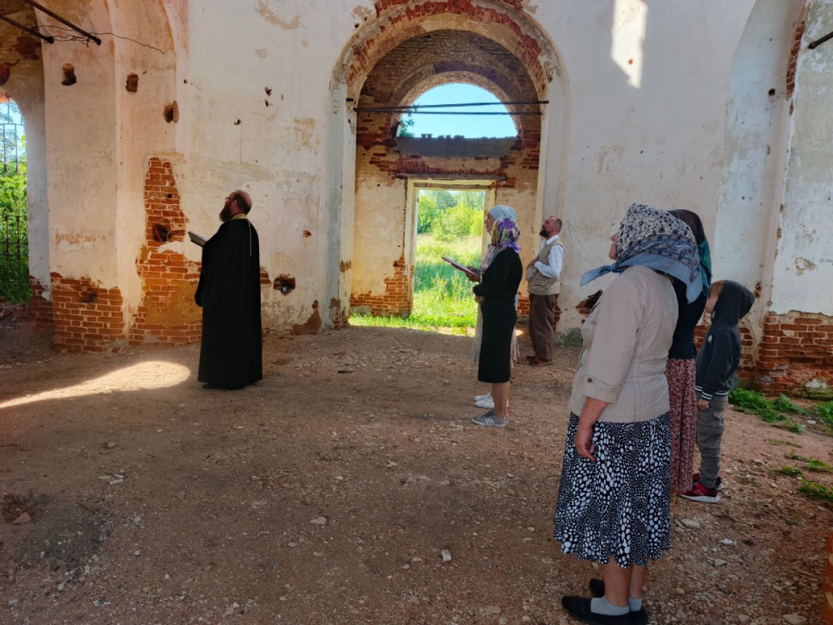 Амчане помолились в руинированном храме